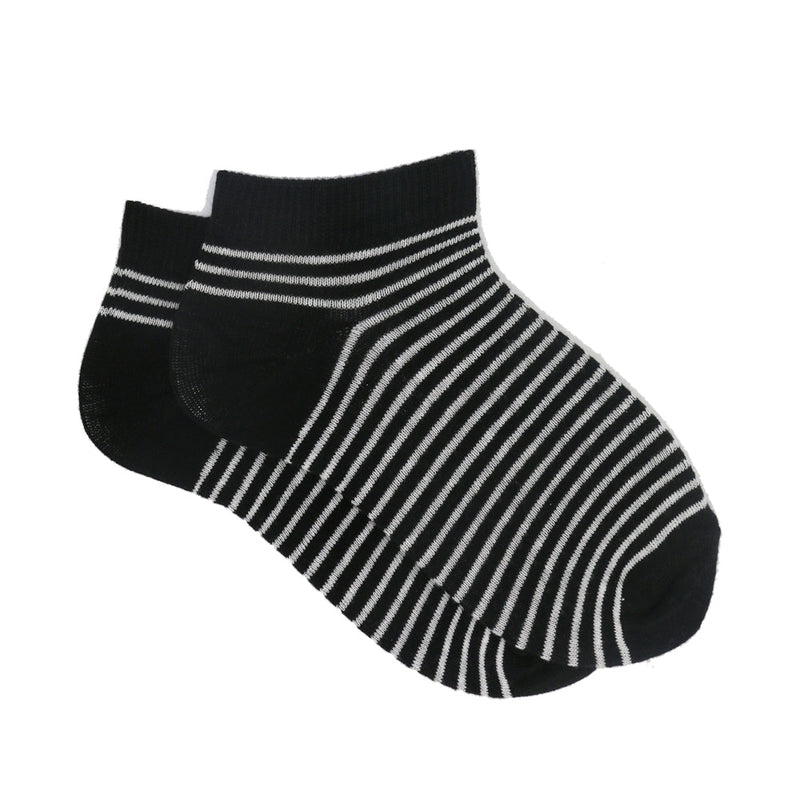BLACK AND WHITE ANKLE SOCKS